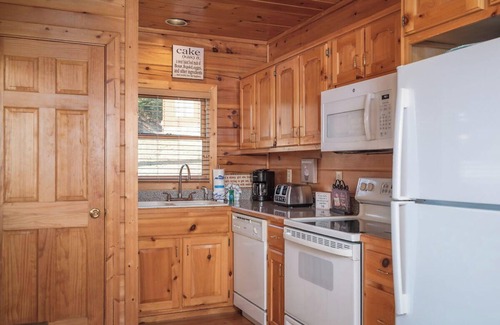 Gatlinburg - Pigeon Forge Complejo | Sweet Slice of Heaven is a warm and inviting two-bedroom cabin