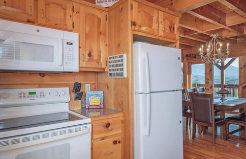 Gatlinburg - Pigeon Forge Complejo | Sweet Slice of Heaven is a warm and inviting two-bedroom cabin