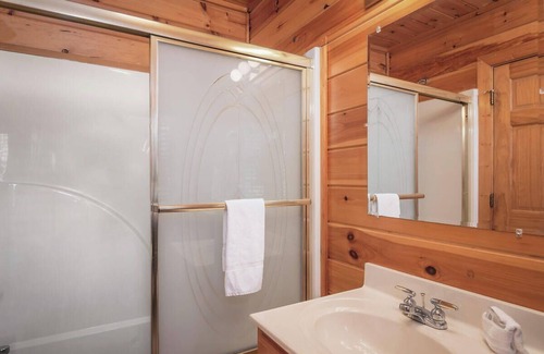 Gatlinburg - Pigeon Forge Complejo | Sweet Slice of Heaven is a warm and inviting two-bedroom cabin