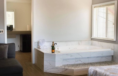 Big Bear Lake Apartamento | "Sweet Suite" Hotel Suite with AC/Heating & Indoor Jetted Tub