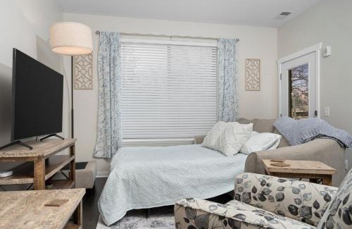 Traverse City Apartamento | Sweet Tart Spot - Cozy TC Condo - Pet Friendly
