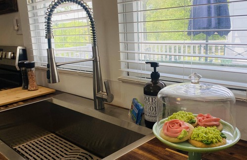 Clarkesville Cabaña | Sweet Tea Cottage. 11 miles to Helen and 2 Miles to Downtown Clarkesville.