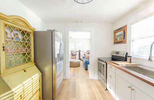 Clarkesville Cabaña | Sweet Tea Cottage. 11 miles to Helen and 2 Miles to Downtown Clarkesville.