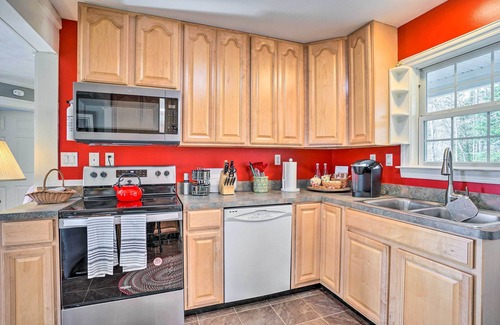 Loretto Cabaña | Sweet Vacation Cottage w/ Deck & Grill!