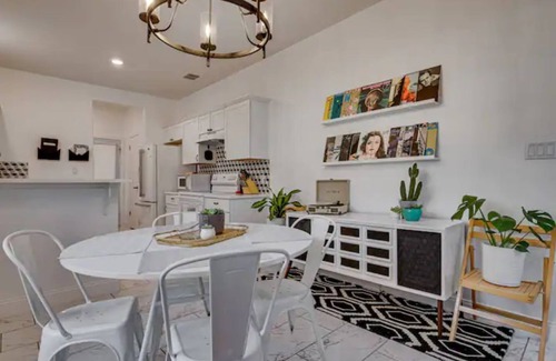 Lockhart Casa | Sweet Virginia - beautiful, clean home in Lockhart