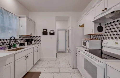 Lockhart Casa | Sweet Virginia - beautiful, clean home in Lockhart
