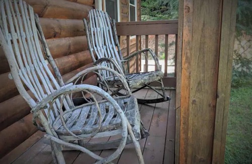 Boomer Cabina | Sweet Water Lodge -Beautiful Cabin in NC Mountains