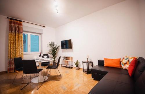 Erba Apartamento | SweetHome Ampio bilocale in centro con parcheggio gratuito coperto vicino a stazione Como-Milano