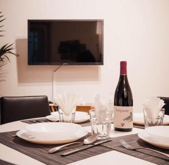Erba Apartamento | SweetHome Ampio bilocale in centro con parcheggio gratuito coperto vicino a stazione Como-Milano