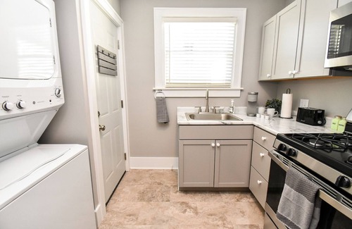 Peoria Heights Casa | SweetiePie Studio in the Heights-Steps from Everything!