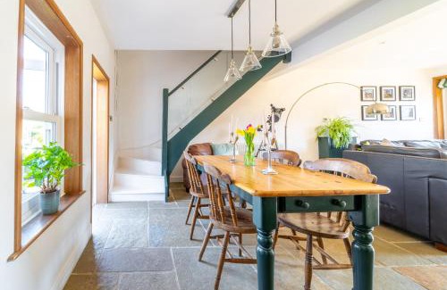 Thorpe St Andrew Casa | Swift Host - Flint Cottage - 2 Bedroom - Close to River - Parking