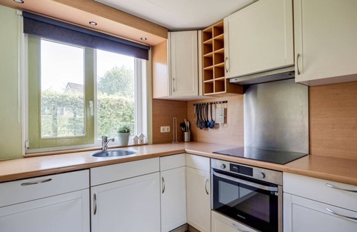 Zwiggelte Casa | Swift I Stylish Cottage with Sizeable Garden