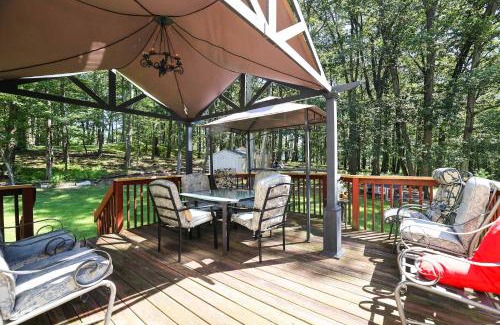 Swiftwater Casa | Swiftwater 4BR Home with Fireplace & Backyard