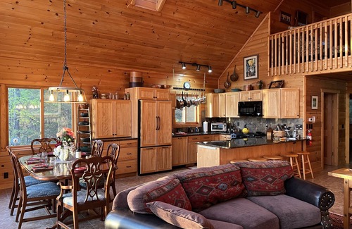 Hayward Cabina | Swim/Bike/Fish- Woodhenge Lodge on Lost Land Lake!