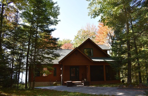 Hayward Cabina | Swim/Bike/Fish- Woodhenge Lodge on Lost Land Lake!