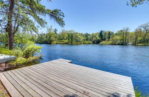 Long Pond Casa | Swim Dock and Game Room Lakefront Poconos Cabin!