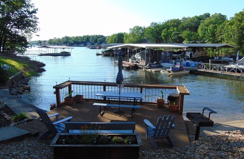 Lake Ozark Condominio | Swim Dock, Family Fun, Close to Hot spots!