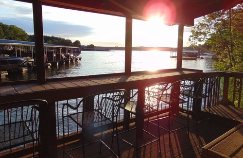 Lake Ozark Condominio | Swim Dock, Family Fun, Close to Hot spots!
