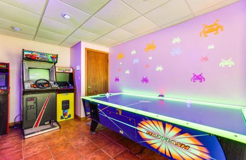 Greentown Casa | Swim, Hike and Unwind Resort Cabin in Lake Ariel!