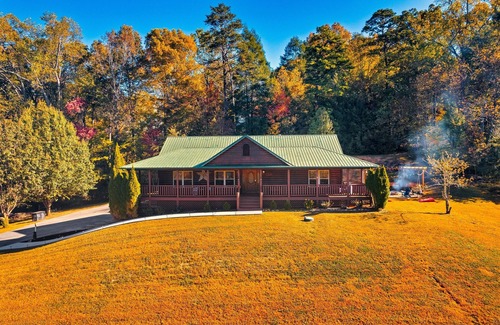 Gatlinburg - Pigeon Forge Cabina | Swim Spa| Fire Pit| Dogs| 3 King Bed| Spacious