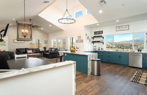 Cottonwood Casa | Swim & Stay at Old Town Overlook Across from Merkin Vineyards