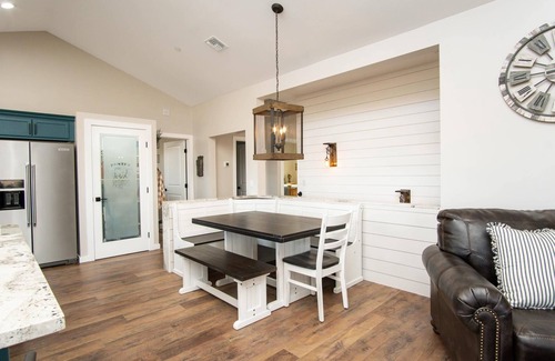 Cottonwood Casa | Swim & Stay at Old Town Overlook Across from Merkin Vineyards