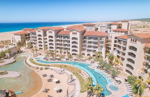 Los Cangrejos II y ÌII Apartamento | Swim-up bar, private beach, infinity pool, and Greg Norman-designed golf course