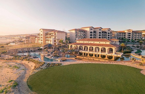 Los Cangrejos II y ÌII Apartamento | Swim-up bar, private beach, infinity pool, and Greg Norman-designed golf course