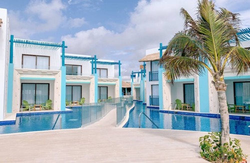 Puerto Morelos Apartamento | Swim-Up Suite w/ King Bed, Rainforest Shower, & Direct Pool Access ALL-INCLUSIVE