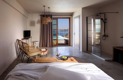 Alonissos Cama Y Desayuno | SWIM UP SUITE with direct access to the infinity pool and stunning sea view