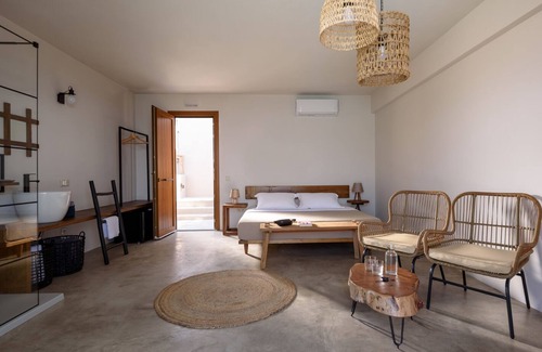 Alonissos Cama Y Desayuno | SWIM UP SUITE with direct access to the infinity pool and stunning sea view