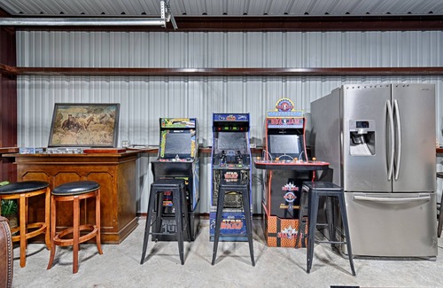 Azle Casa | Swimming Pool, Hot Tub, Sauna, Pickleball, Game Room, Poker Room, BBQ, Longhorns