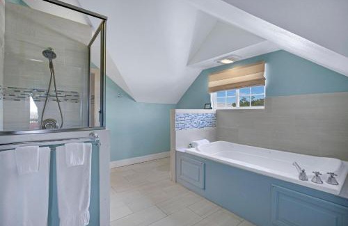 Dripping Springs Casa | Swing On Inn- Morning Glory Suite