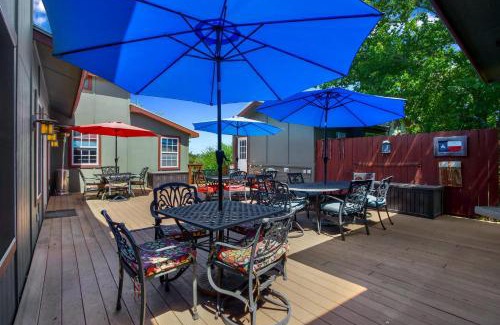 Dripping Springs Casa | Swing On Inn
