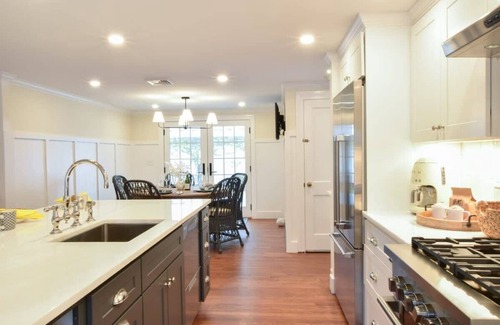Osterville Casa | Swing Set, Plunge pool, and large yard await!
