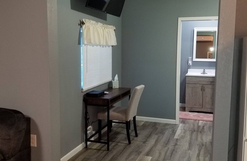 Medicine Lodge Casa | SwinHousing - Washington Suite, Sleeps 4