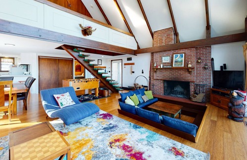 Stratton and Bromley Ski Areas Chalet De Esquí | Swiss-Style A-Frame with WiFi, Wood-Burning Fireplace - Close to Slopes