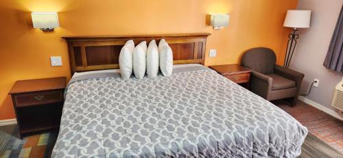 Eureka Springs Hotel | Swiss Village Inn