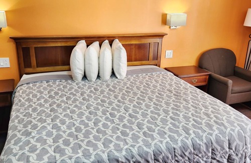 Eureka Springs Hotel | Swiss Village Inn