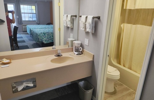 Eureka Springs Hotel | Swiss Village Inn