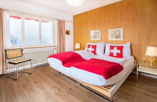 Aeschlen ob Gunten Apartamento | SwissHut Stunning Views Alps Lake - Apart. Lena Down