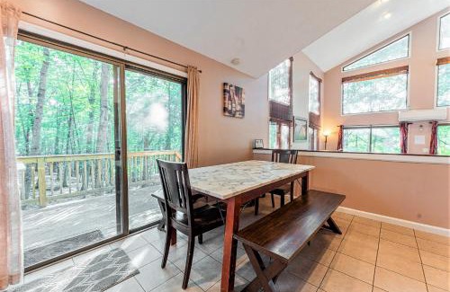 East Stroudsburg Villa | Switch to hosting Peaceful Lakefront Stay, HotTub, Fireplace, Kayaks