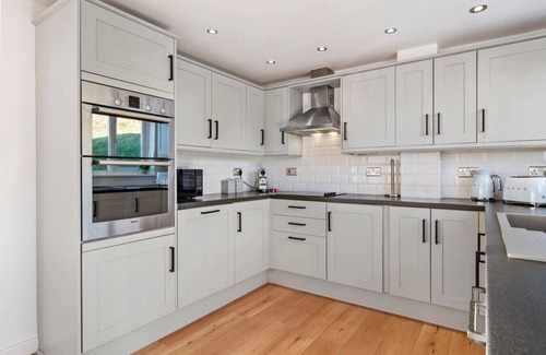 Penycwm Apartamento | Swn Y Don - Modern Luxury Steps from Newgale Beach Bliss