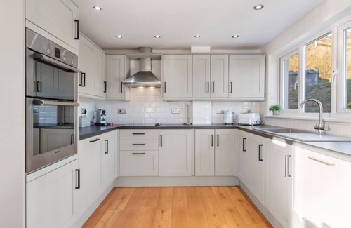 Penycwm Apartamento | Swn Y Don - Modern Luxury Steps from Newgale Beach Bliss