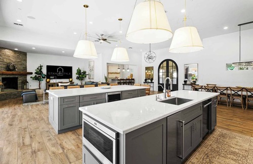 Sundown Manor Casa | Luxurious Spacious: Sport/Game Court, Pool, Hot Tub, Chef’s Kitchen, water slide - Celebrity Hide...