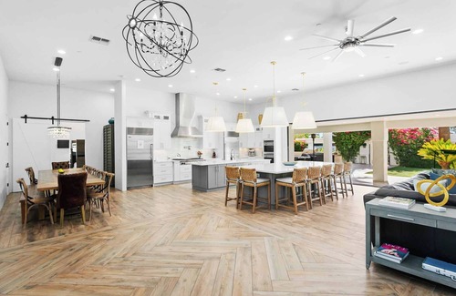Sundown Manor Casa | Luxurious Spacious: Sport/Game Court, Pool, Hot Tub, Chef’s Kitchen, water slide - Celebrity Hide...