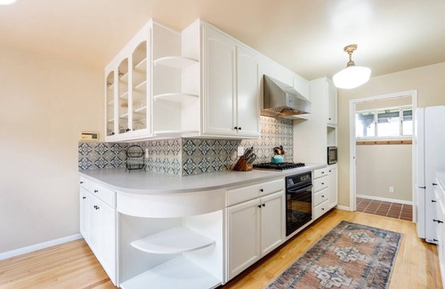 Hatton Fields Casa | Sycamore Place - Carmel House - Beach, Shops, Restaurants, Big Sur (plus pool table and hot tub!)