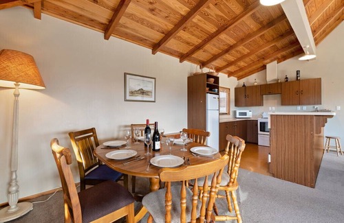 Wanaka Cabaña | Sycamore Place - Wanaka Holiday Home