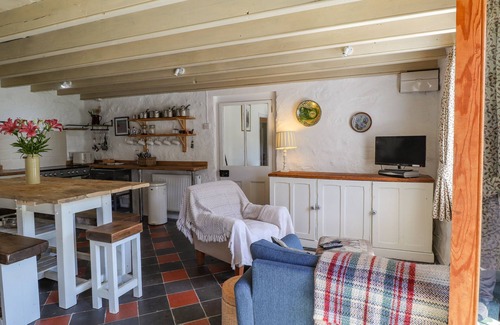 Fishguard Cabaña | SYCAMORE VESTRY, pet friendly, character holiday cottage in Fishguard