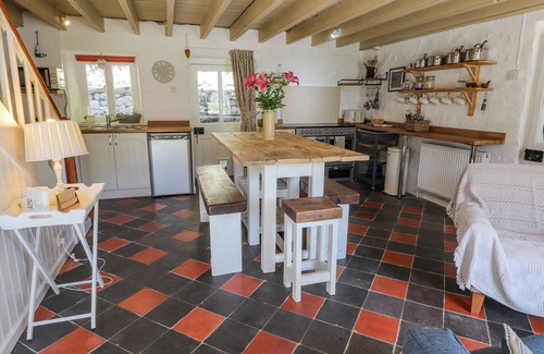 Fishguard Cabaña | SYCAMORE VESTRY, pet friendly, character holiday cottage in Fishguard